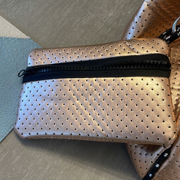 Metallic neoprene bag with pouch - Picture 4 of 4